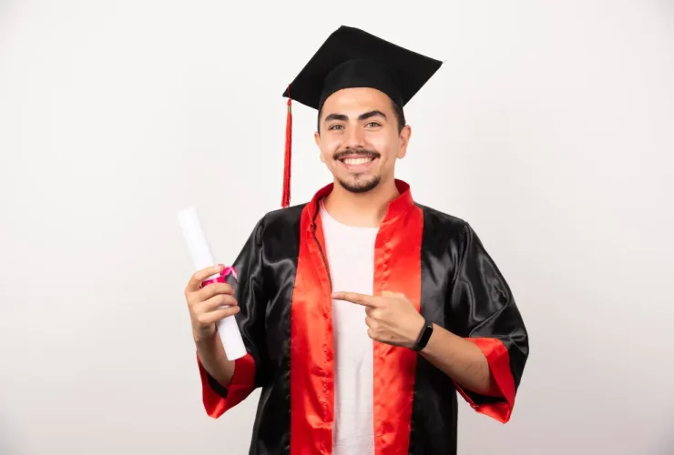 Jovem entrando para faculdade mirando o diploma